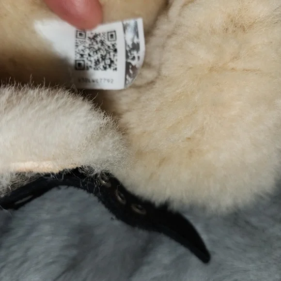 UGG Size 7 Short Dylan Boots - Picture 6 of 7